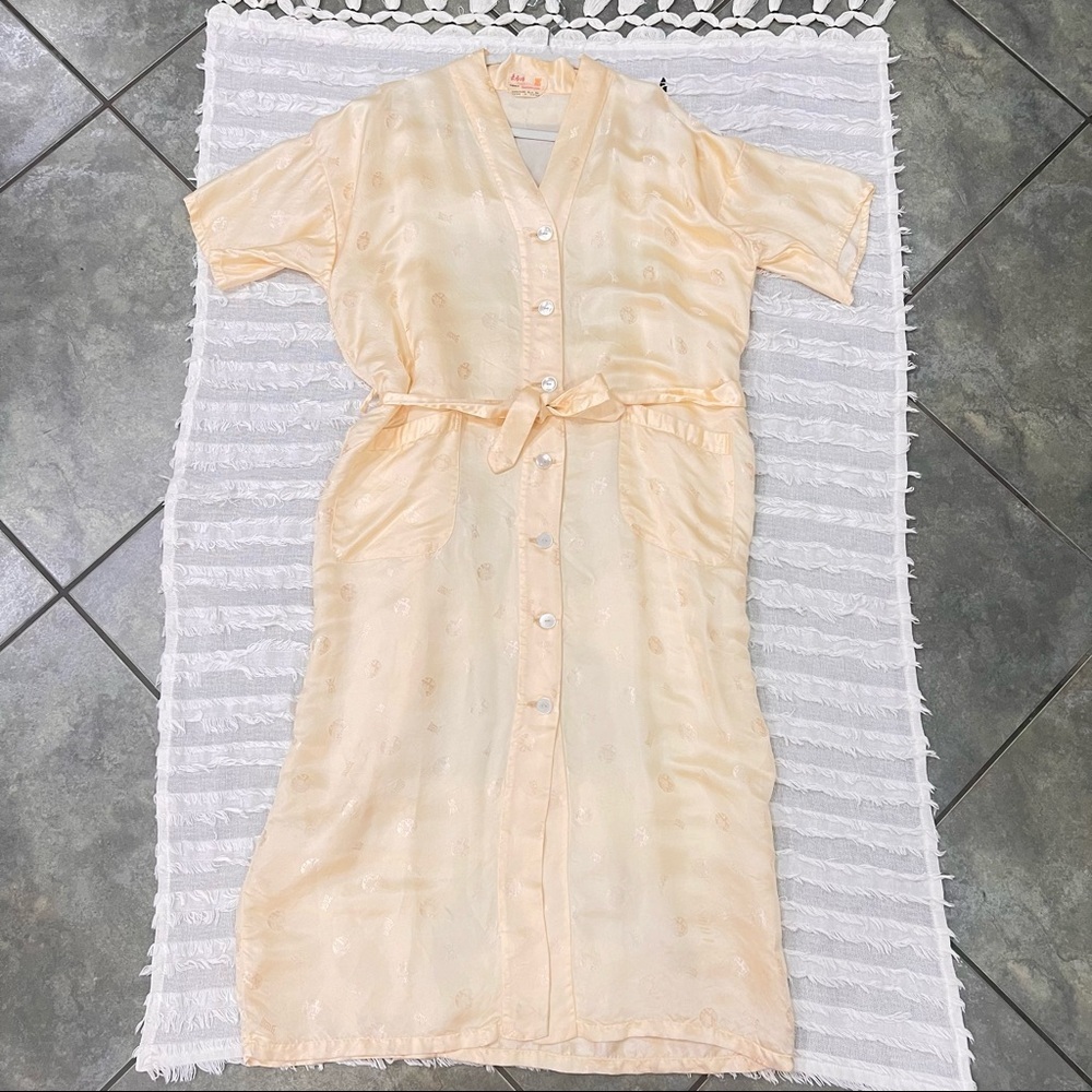 Longevity Hangzhou China. Women Light gold robe. 100% Silk. Size : M